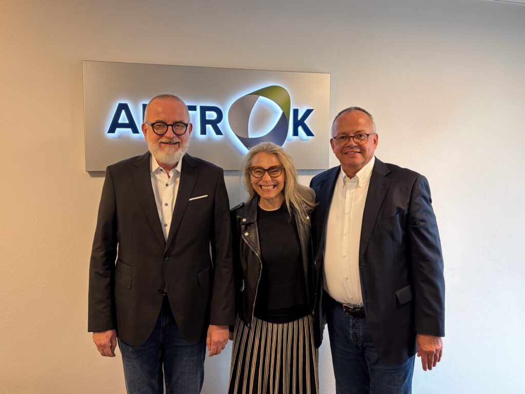 Gruppenaufnahme von Stephan Groß (BMH) mit Nicole Boguslaski und Guido Barde von Antrok.