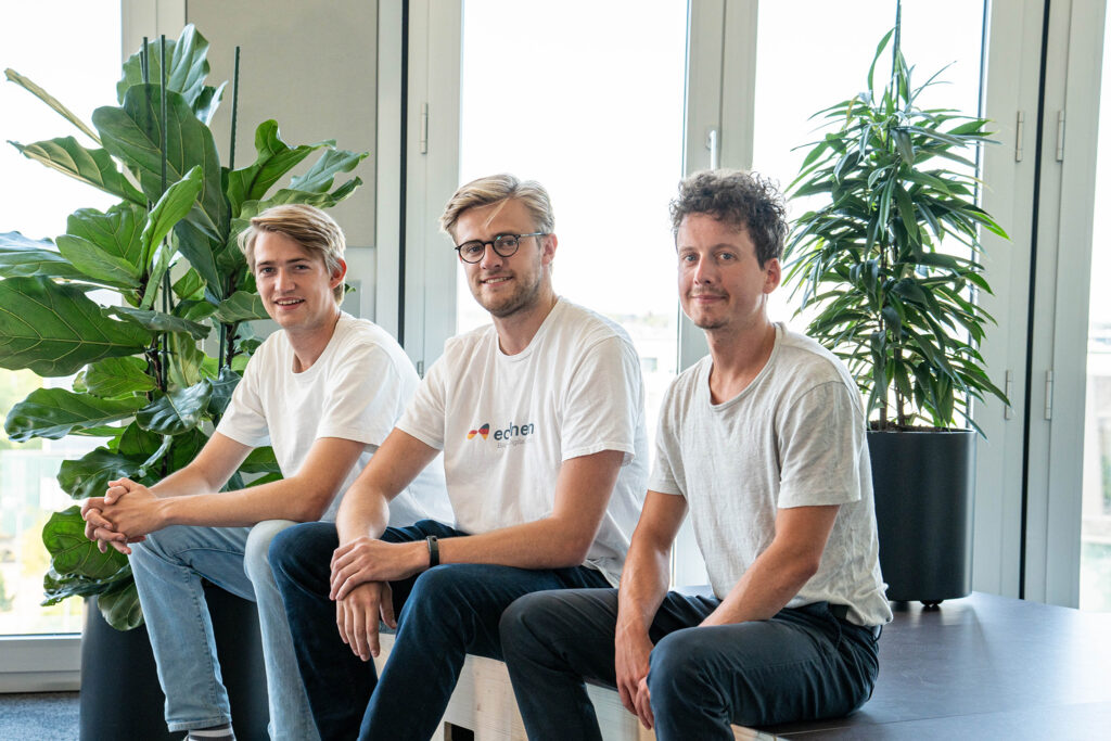 Gruppenaufnahme der Gründer von „Edueon“: v. l. n. r. Philipp Grolman, Clemens Grolman und Dr. Oliver Marusczyk.