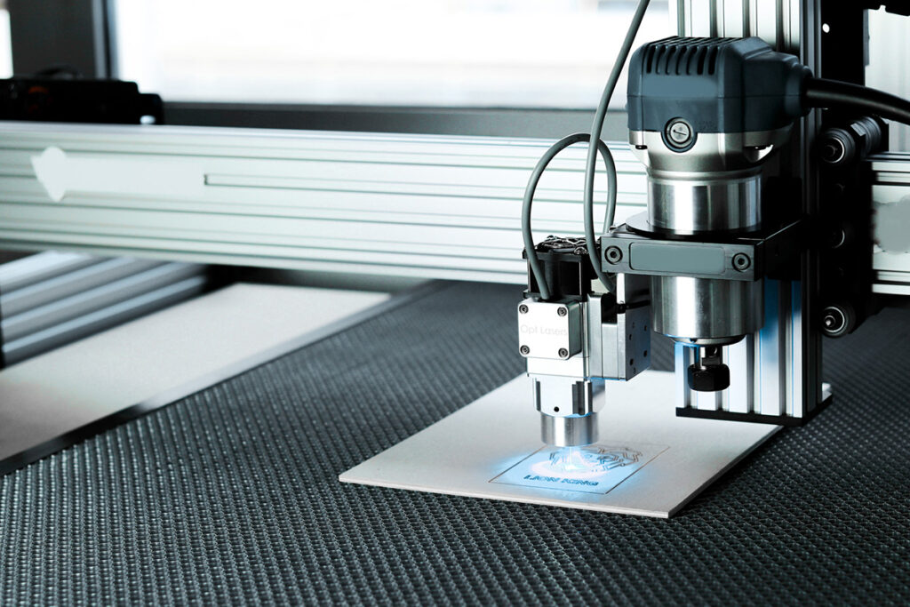 Eine industrielle Lasermaschine bearbeitet eine Metallplatte.