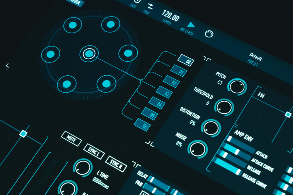 Nahaufnahme einer digitalen Synthesizer-Oberfläche in dunklen Farben mit leuchtend türkisfarbenen Bedienelementen, Reglern, Tasten und einem kreisförmigen Sequencer-Feld.